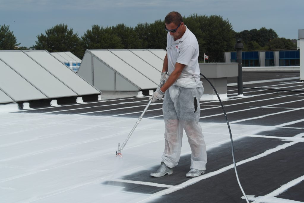 Platte daken onderhoud met siliconen