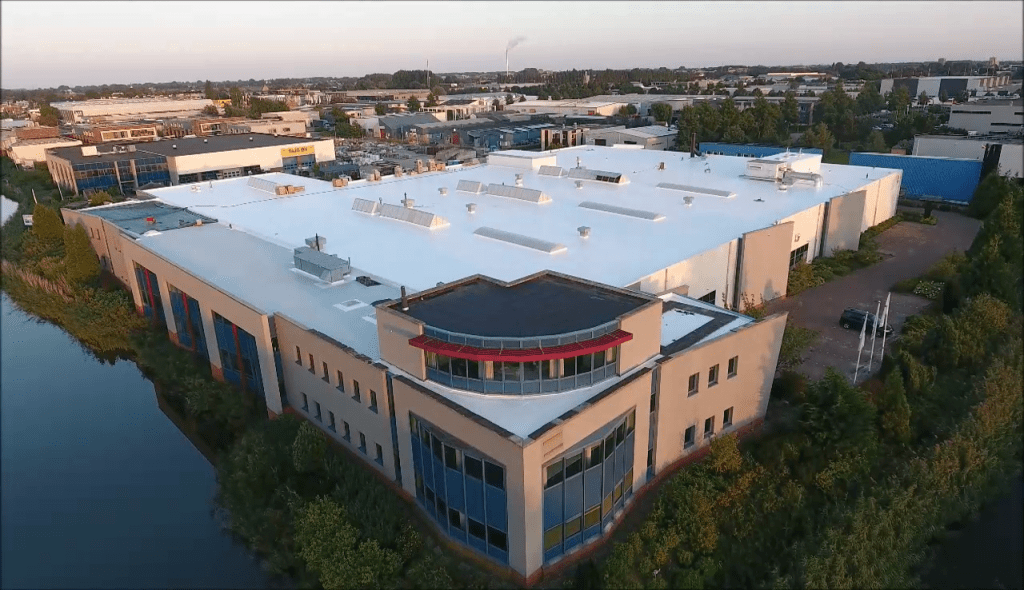 Gebouw met plat dak en witte dakbedekking